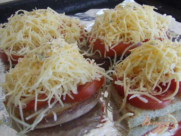 Бутерброды колбаса сыр помидоры в духовке рецепт с фото пошагово - 1000.menu