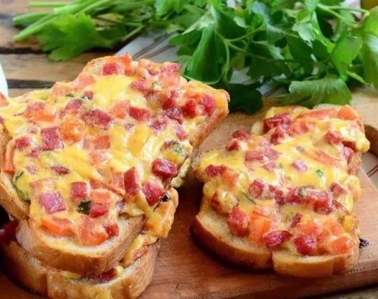 Горячие бутерброды в духовке с колбасой и сыром и помидорами на батоне