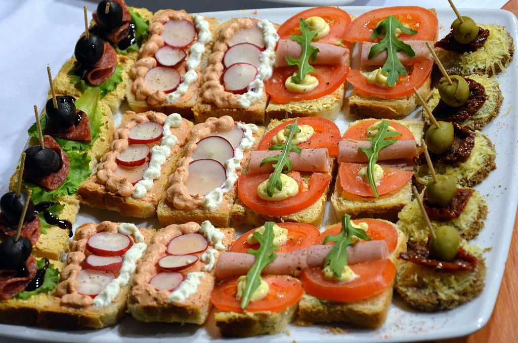 Легкие бутерброды с сыром и креветками рецепт с фото пошагово и видео – 1000.menu