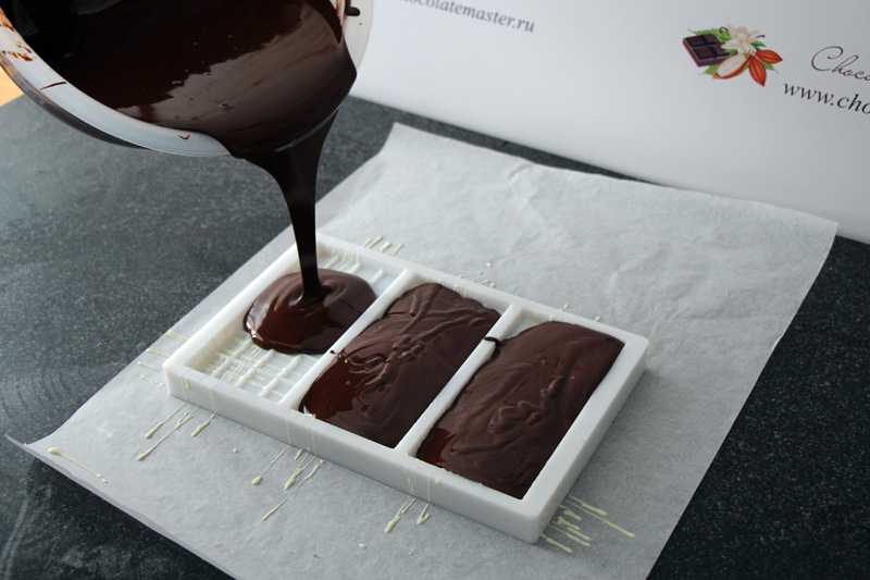 Как растопить шоколад в микроволновке, чтобы он был жидким для украшения торта, можно ли расплавить вместо водяной бани в домашних условиях с молоком, маслом