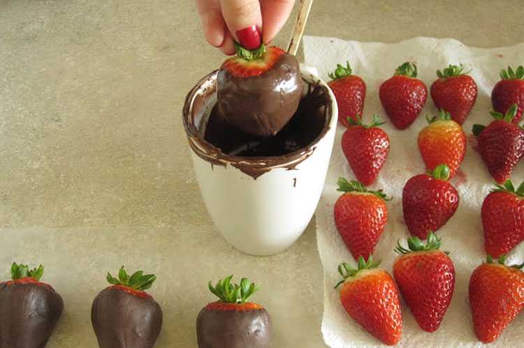 Клубника в шоколаде своими руками: 5 пошаговых рецептов с фото