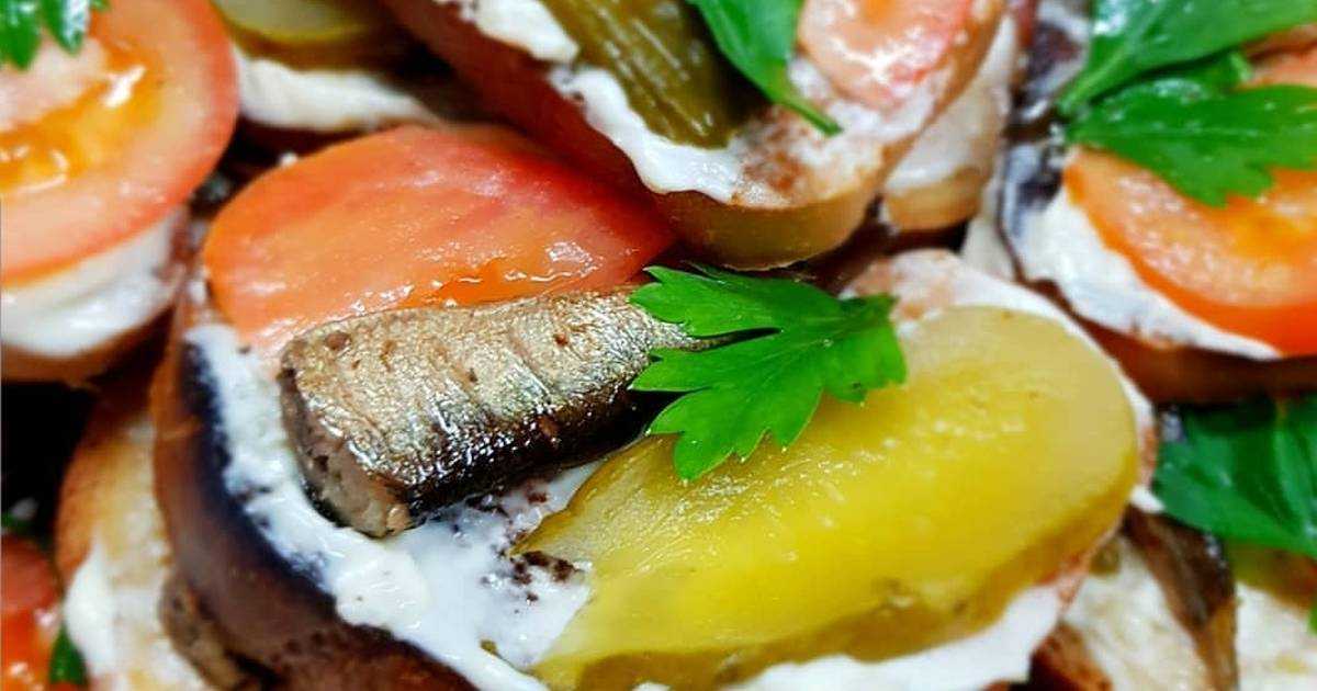Бутерброды со шпротами и яйцом (с чесноком, огурцом) - рецепты с фото
