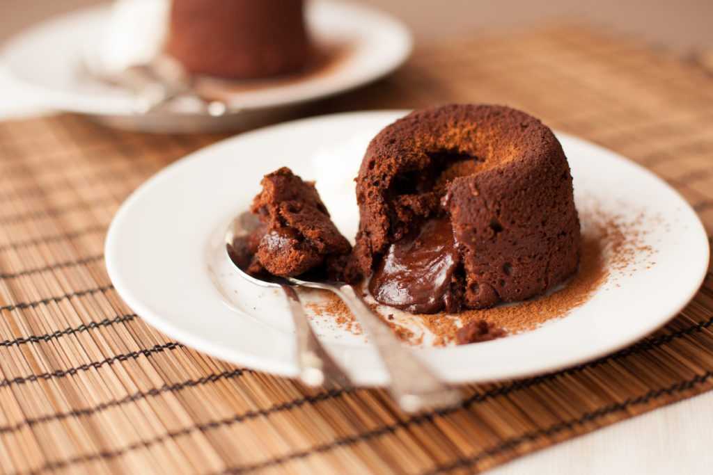 Шоколадный фондан 2 шоколада рецепт с фото пошагово - 1000.menu