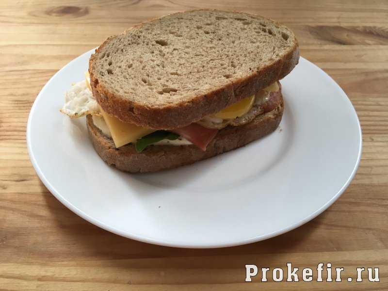 Горячие бутерброды с колбасой и сыром на сковороде - выбери рецепт