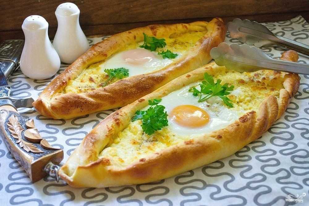 Завтрак из сосисок с яйцом