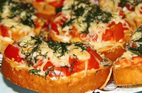 Горячие бутерброды с сыром помидорами и колбасой в духовке рецепт с фото пошагово и видео - 1000.menu