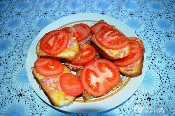Быстрый завтрак из духовки — горячие бутерброды с колбасой и сыром