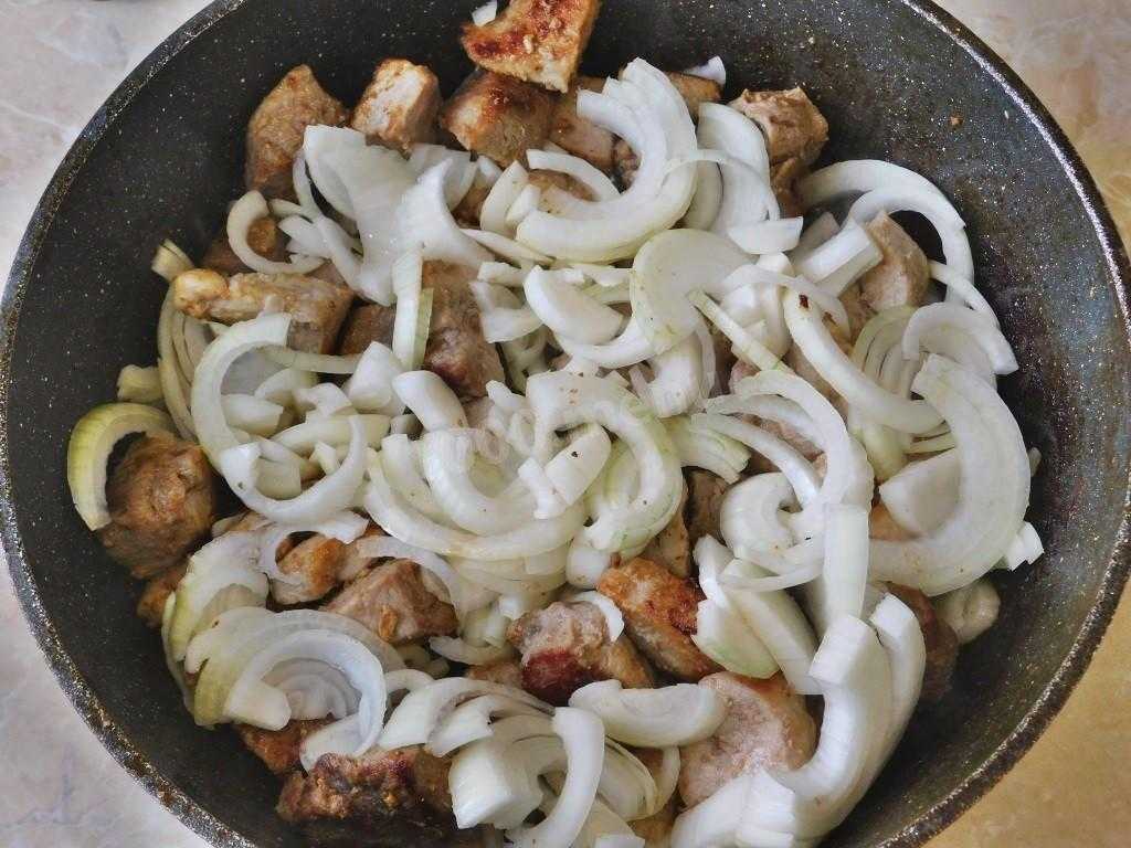 Жареная свинина на сковороде рецепт с фото пошагово - 1000.menu