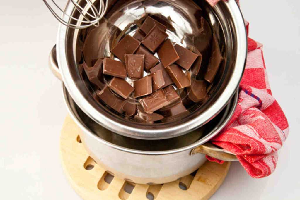 Как растопить шоколад на водяной бане, чтобы он был жидким? как растопить шоколад с маслом для торта?