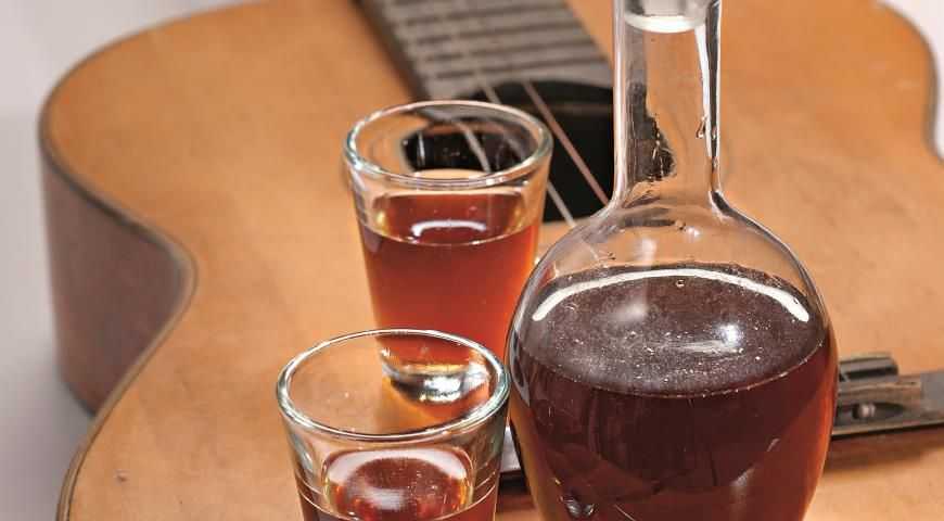 Настойка на черносливе: спиртовая продукция, рецепт настоя на спирту и водке, как сделать из изюма и кураги