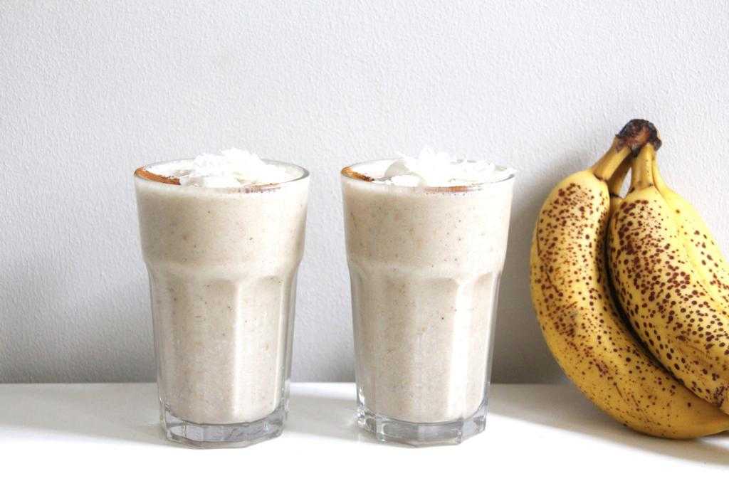 Молочный банановый коктейль с бананом