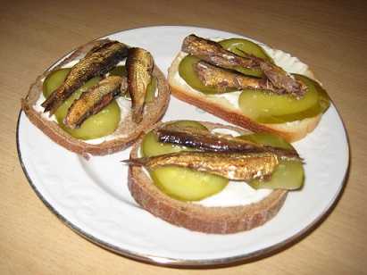 Бутерброды со шпротами и соленым огурцом - рецепт с фото
