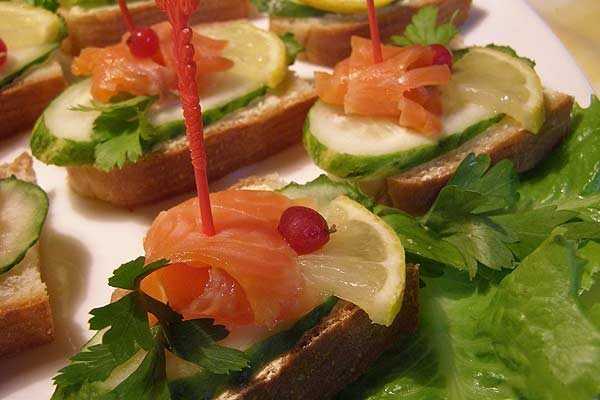 Бутерброды с красной рыбой на праздничный стол — простые и вкусные!