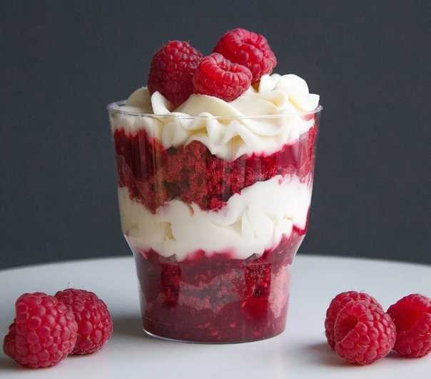 Простой слоеный десерт в стакане с ягодами – трайфл