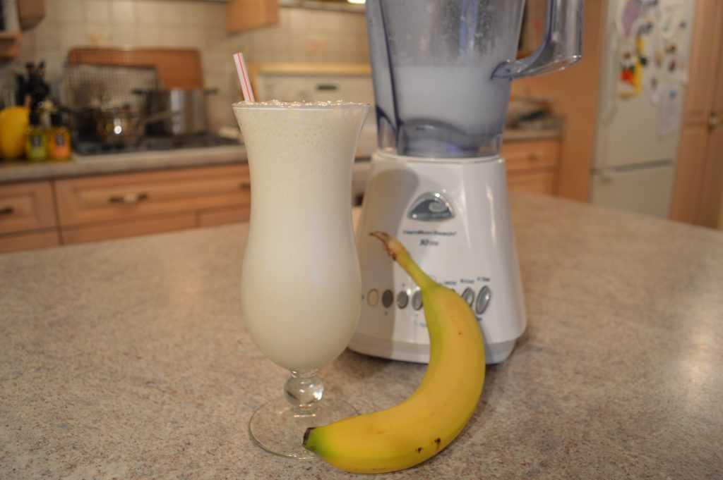 Банановый коктейль — 7 рецептов, как сделать в блендере с молоком