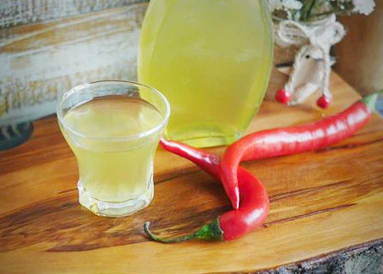 Медовая настойка на спирту: как сделать в домашних условиях, с перцем или с добавлением трав, популярные рецепты
