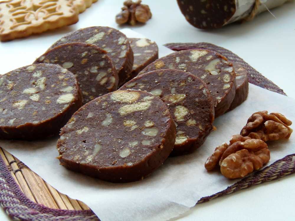 Шоколадная колбаса из печенья со сгущенкой: новый рецепт