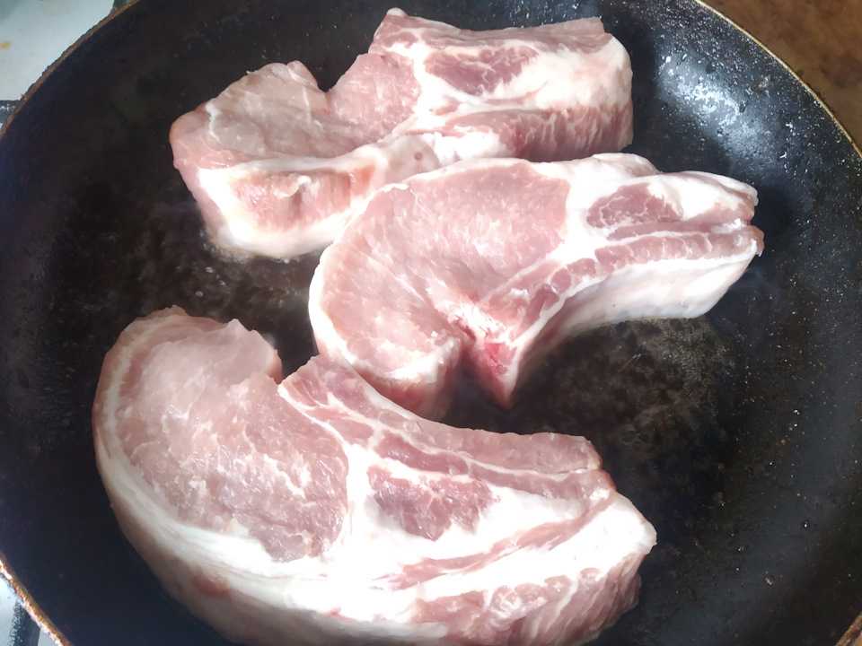 Антрекот из свинины на сковороде