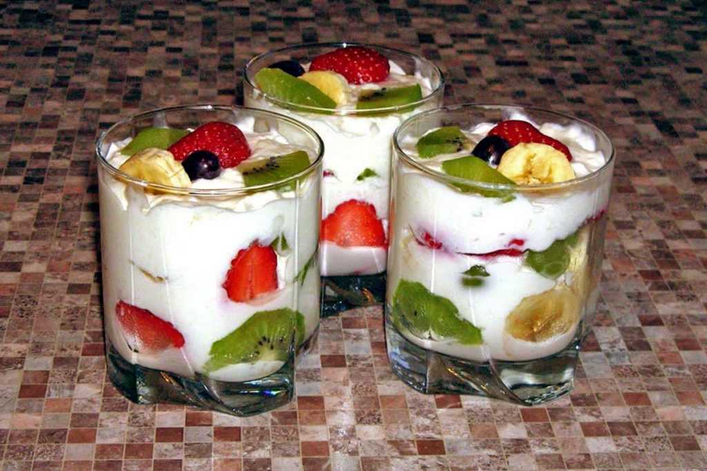Творожный десерт с желатином и фруктами