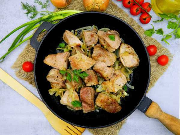 Свинина жареная кусочками на сковороде рецепт с фото пошагово - 1000.menu