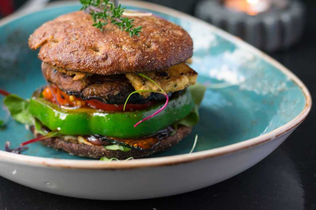 Вегетарианский бургер с фасолевой котлеткой — вегетарианские рецепты