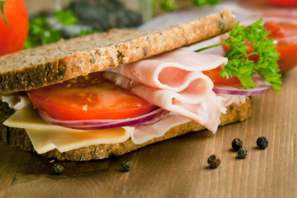 Закусочные бутерброды: 10 рецептов на праздничный стол