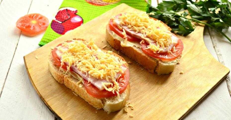 Горячие бутерброды с колбасой, помидорами и сыром на сковороде