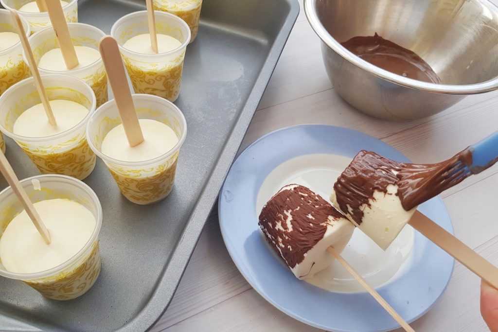 Домашнее мороженое без сливок с клубничным соусом