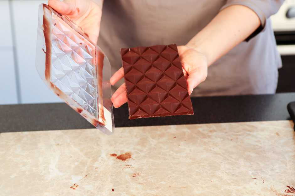 Как быстро и правильно растопить плитку шоколад в домашних условиях для украшения кондитерских изделий