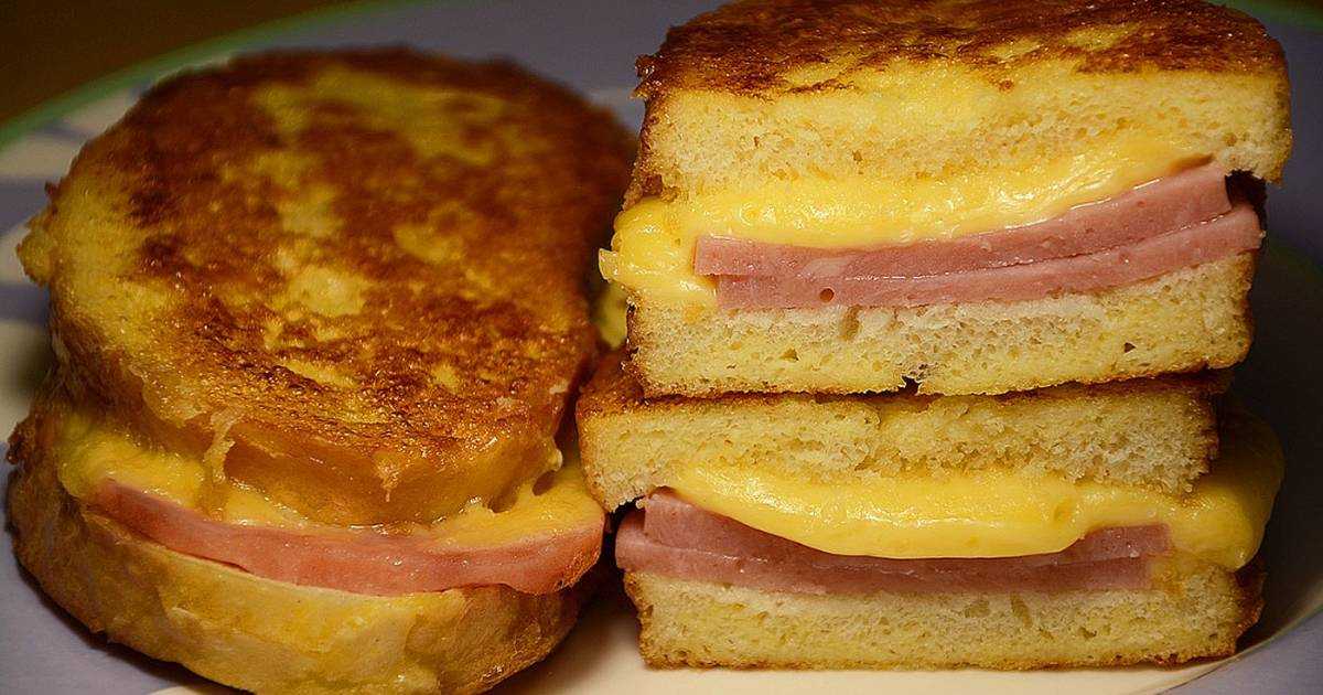 Горячие бутерброды с колбасой и сыром на сковороде - выбери рецепт