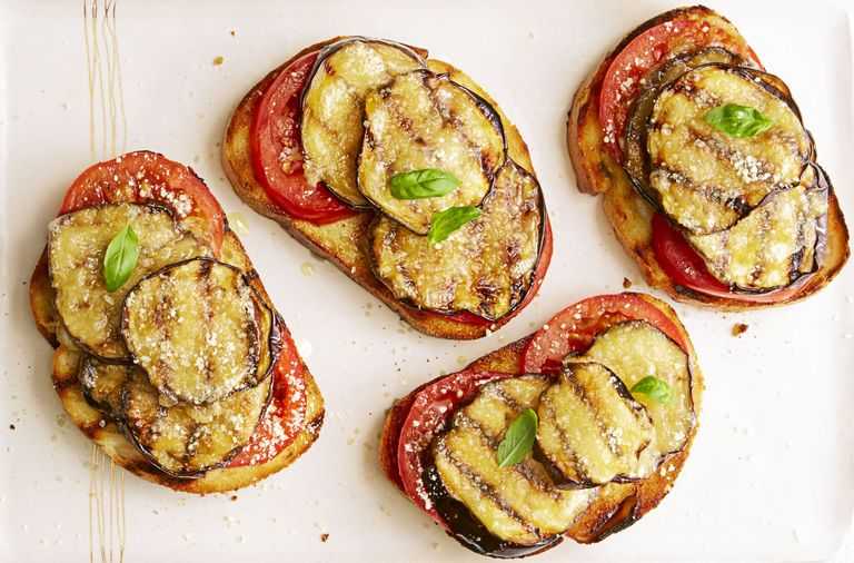 Бутерброды с баклажанами, помидорами, сыром и чесноком - пошаговый фоторецепт
