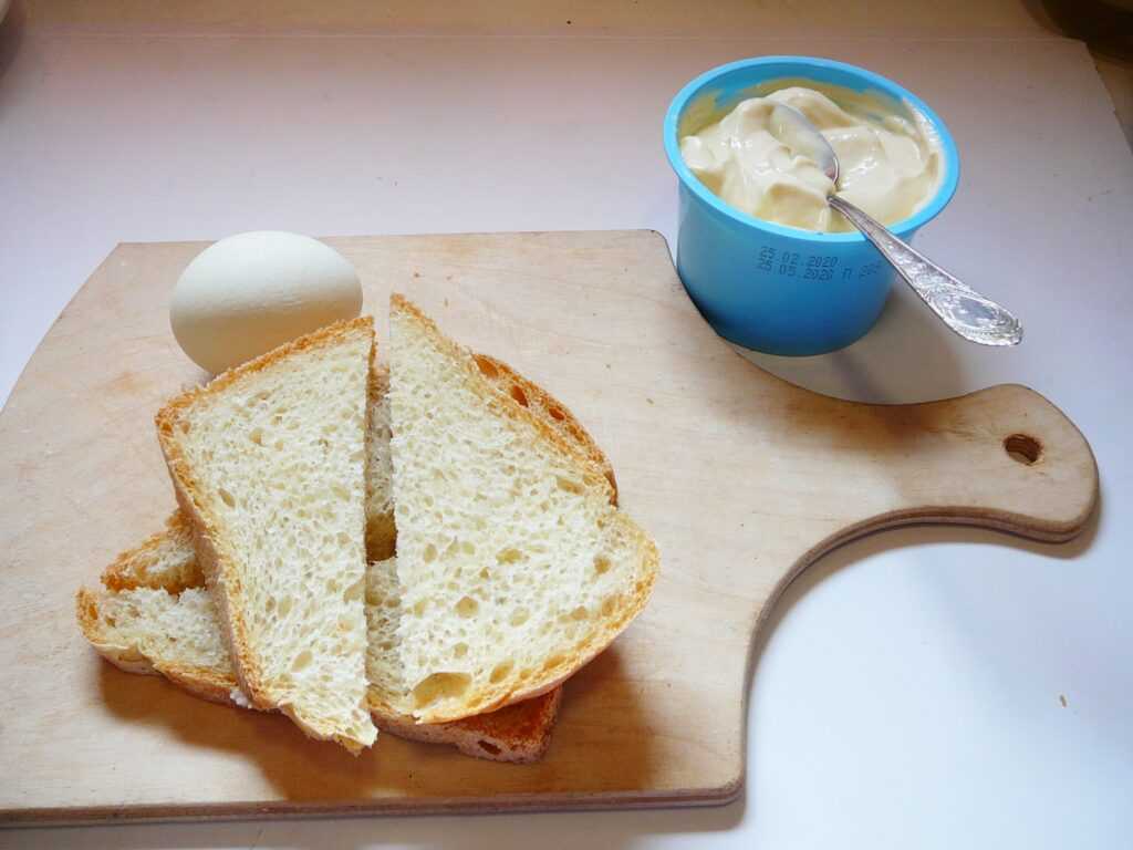 Бутерброды с маслом сыром и яйцом