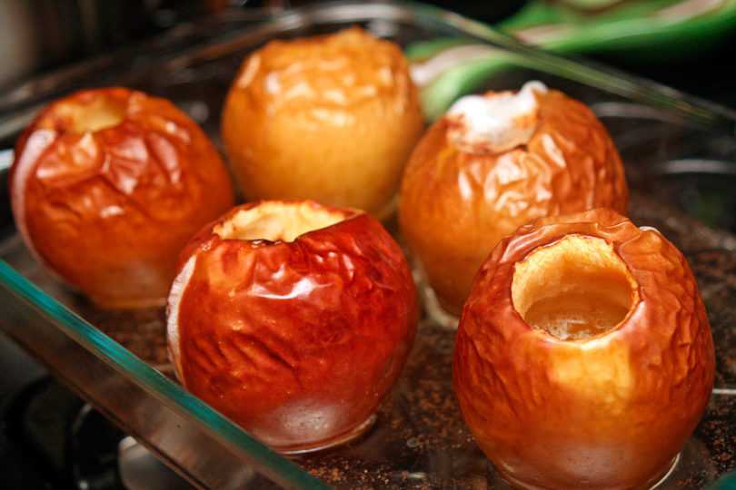 Запеченные яблоки в духовке, самые вкусные рецепты с фото.