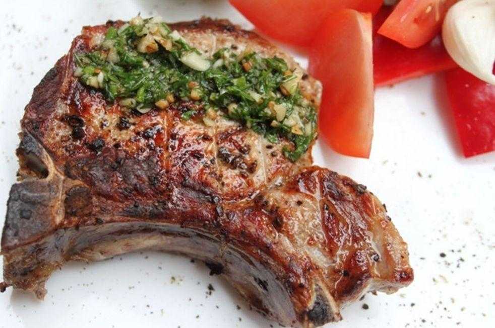 Свинина тушеная на сковороде - рецепт с луком и морковью