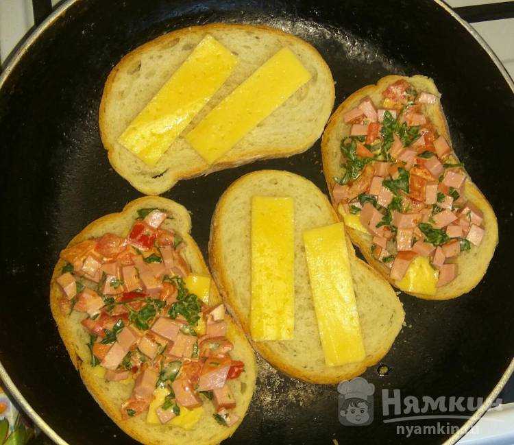 Жареные бутерброды с яйцом колбасой и сыром на сковороде
