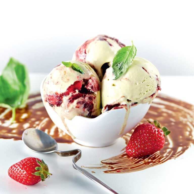 Базиликовое мороженое с клубникой