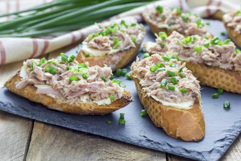 Бутерброды с тунцом консервированным