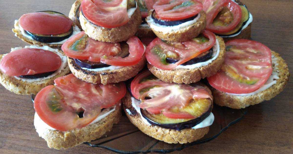 Бутерброды с баклажанами и помидорами и чесноком с батоном/ рецепт с пошаговым фото