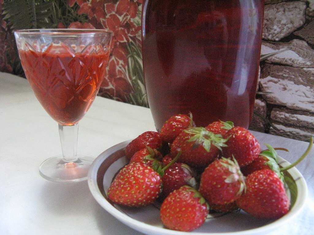 Настойка из клубники на спирту, водке, самогоне: как сделать ее в домашних условиях из свежих или замороженных ягод, а также рецепт приготовления из варенья