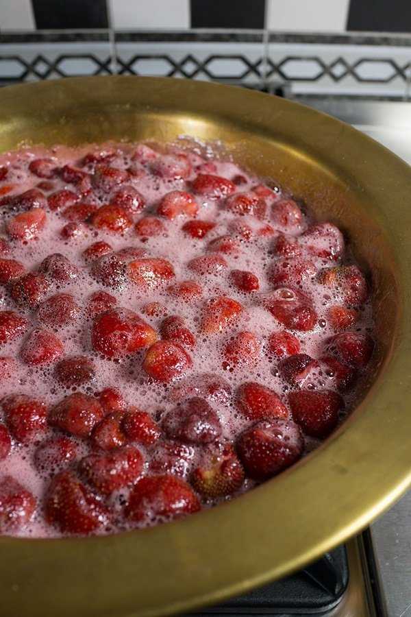 Компот из замороженных ягод клубники, ежевики, брусники рецепт с фото пошагово и видео - 1000.menu
