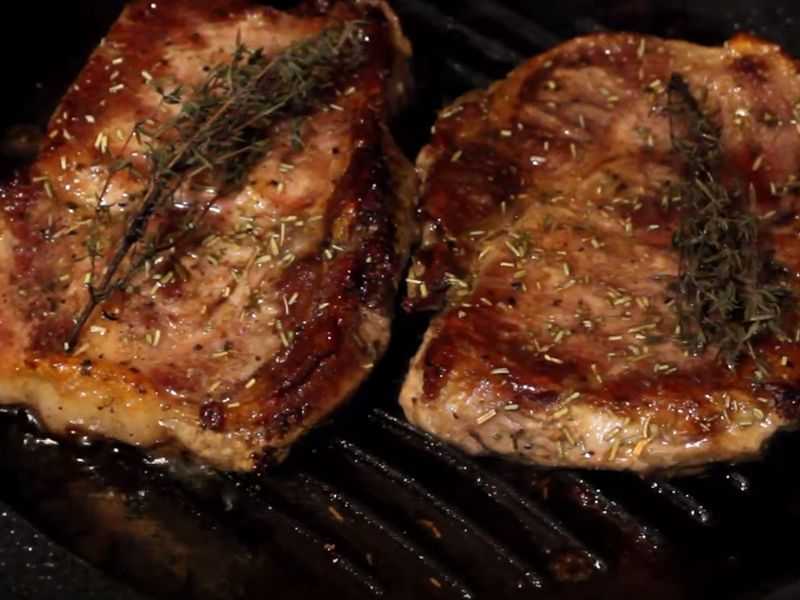 Стейк из свинины на сковороде - пошаговые рецепты сочных стейков