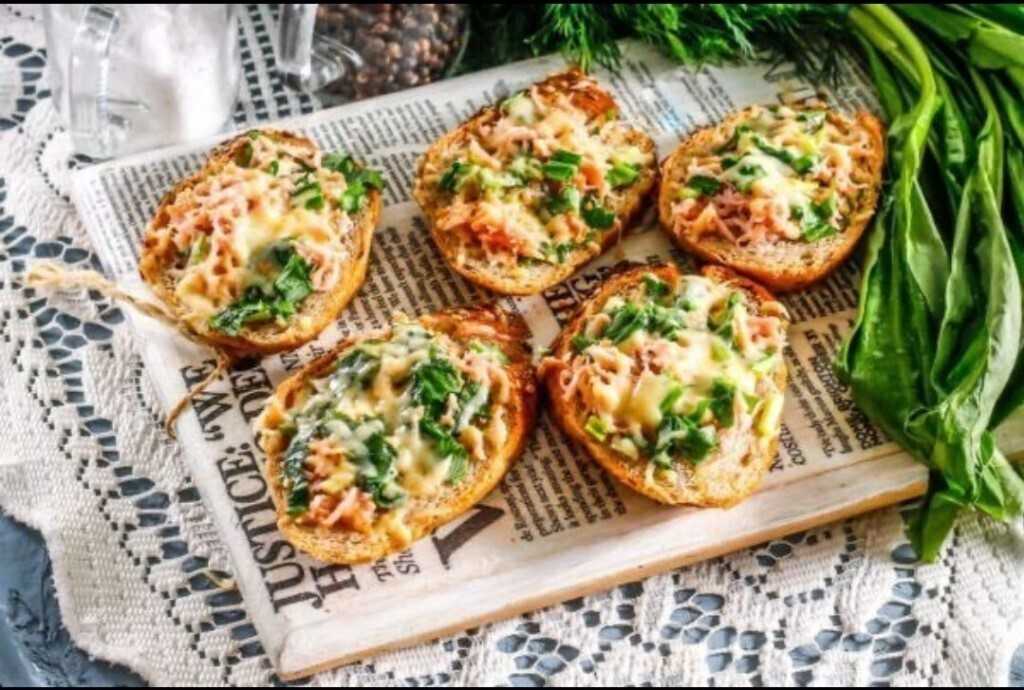 Бутерброды с колбасой и помидорами в духовке - 6 пошаговых фото в рецепте