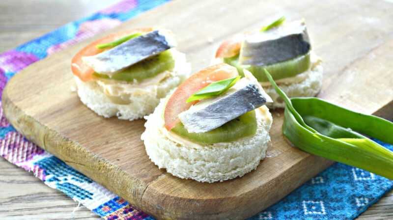 Бутерброды с селедкой на праздничный стол - простые и вкусные рецепты с фото пошагово
