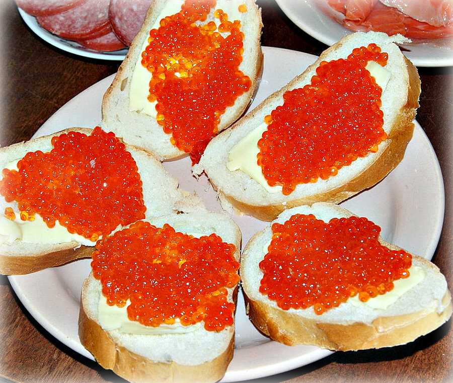 Простые и вкусные бутерброды с красной икрой на праздничный стол