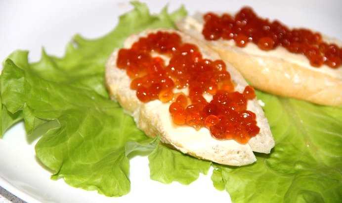 Бутерброды с красной икрой на праздничный стол — простые и вкусные рецепты