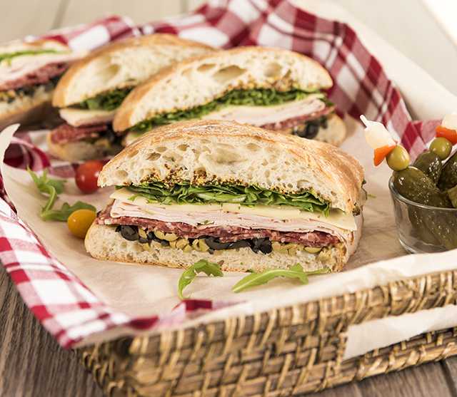 Закусочные бутерброды: 10 рецептов на праздничный стол
