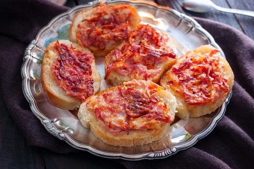 Бутерброды с помидорами и сыром в духовке