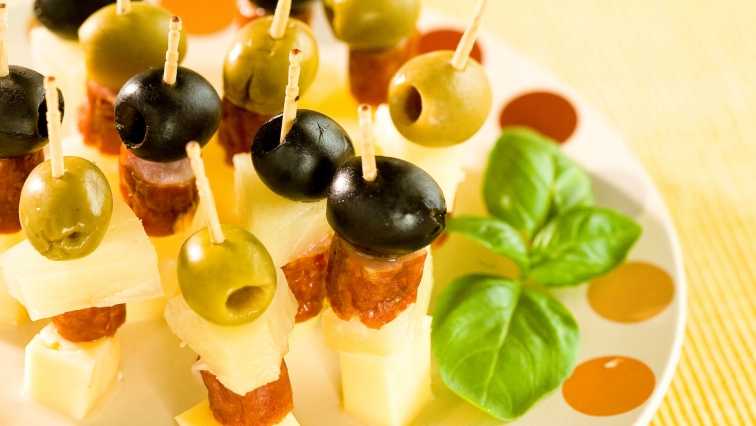 Канапе на шпажках на праздничный стол — рецепты с колбасой, креветками и сыром с виноградом