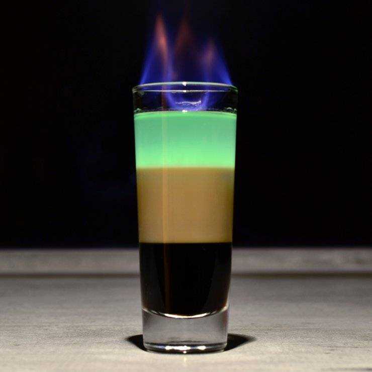 Коктейли с самбукой: рецепт горящего напитка с кофейными зернами