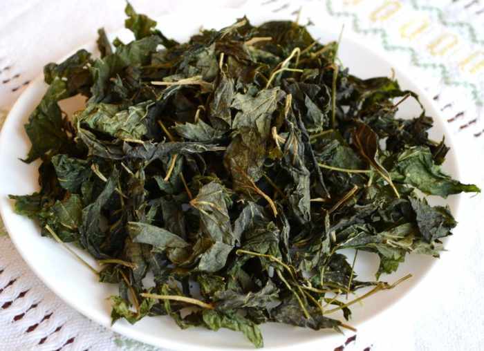 Чай из листьев малины и смородины: польза и вред